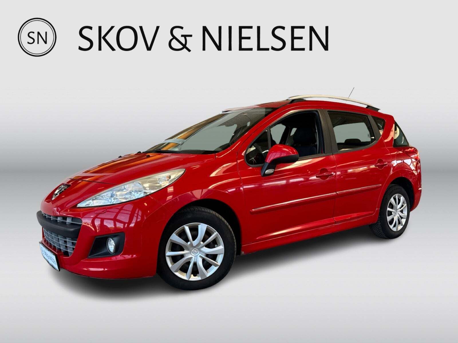 Rød Peugeot 207 fra 2011 set udefra