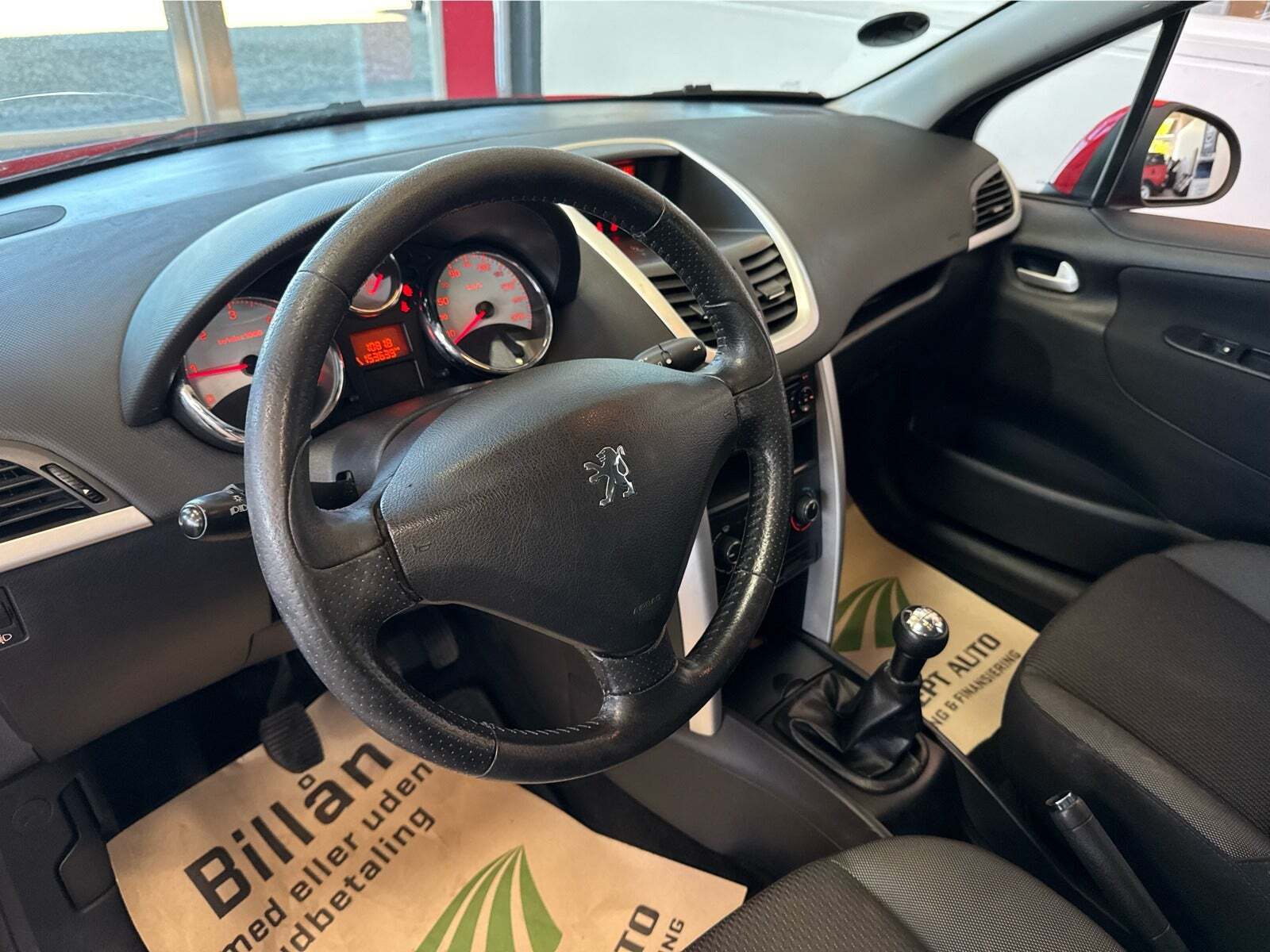 Rød Peugeot 207 fra 2011