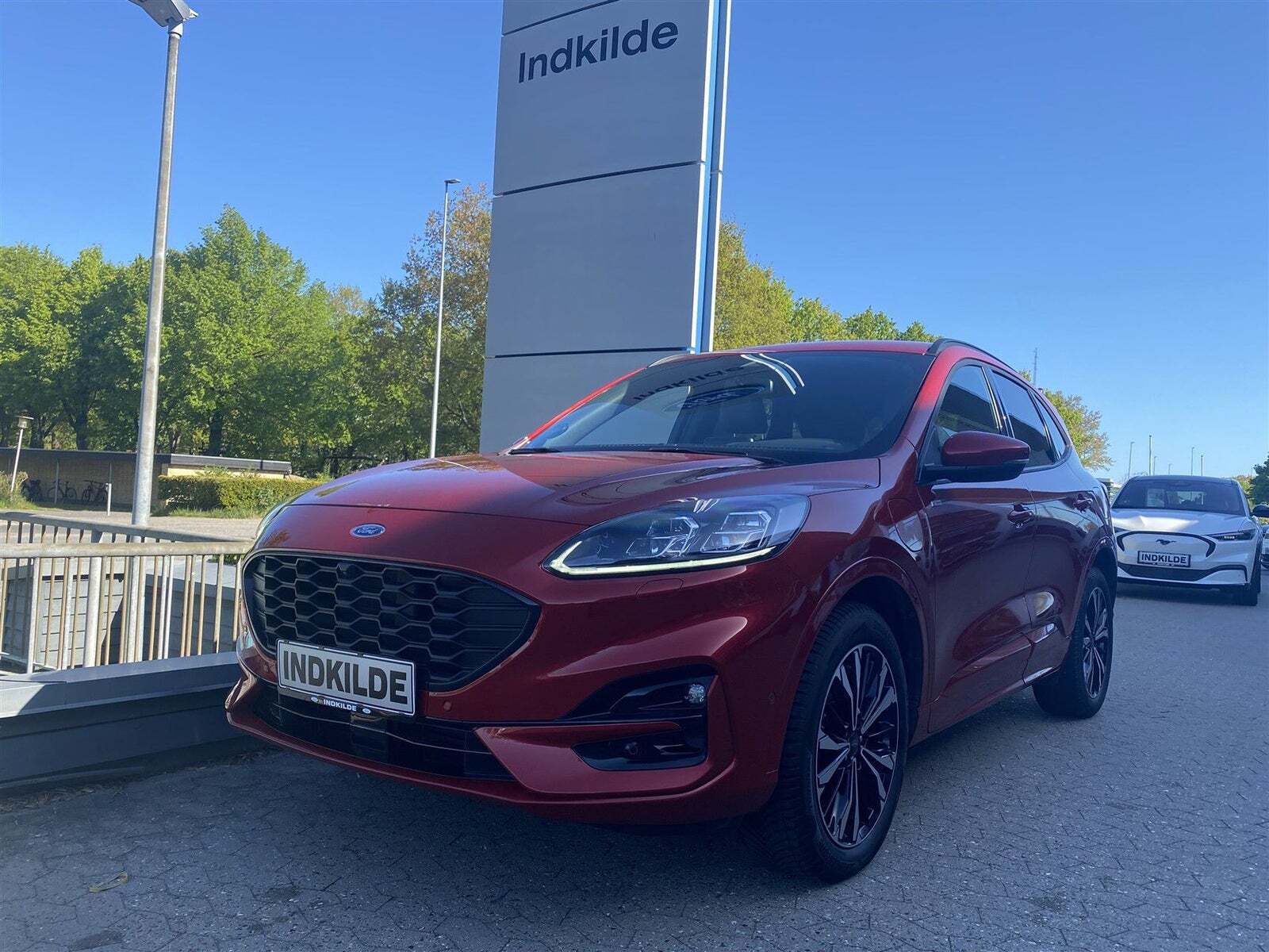 Rød Ford Kuga fra 2022