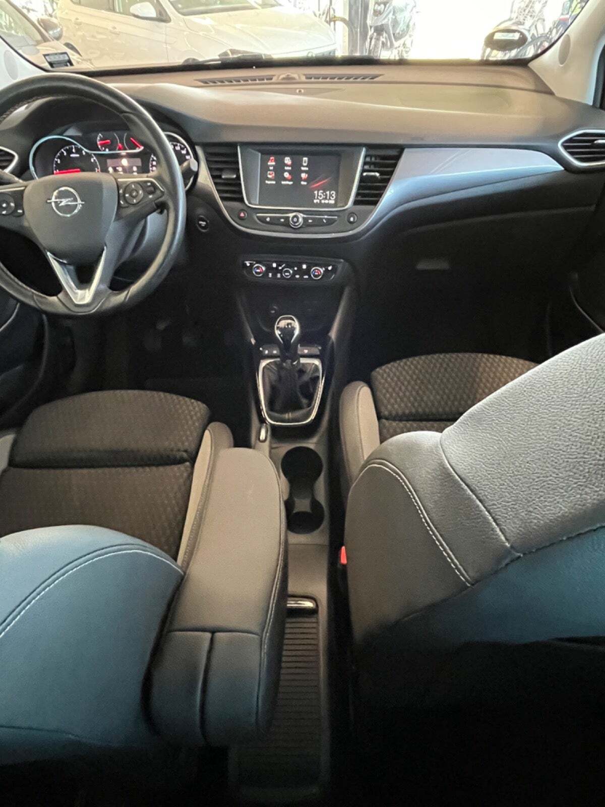 Grå Opel Crossland X fra 2017