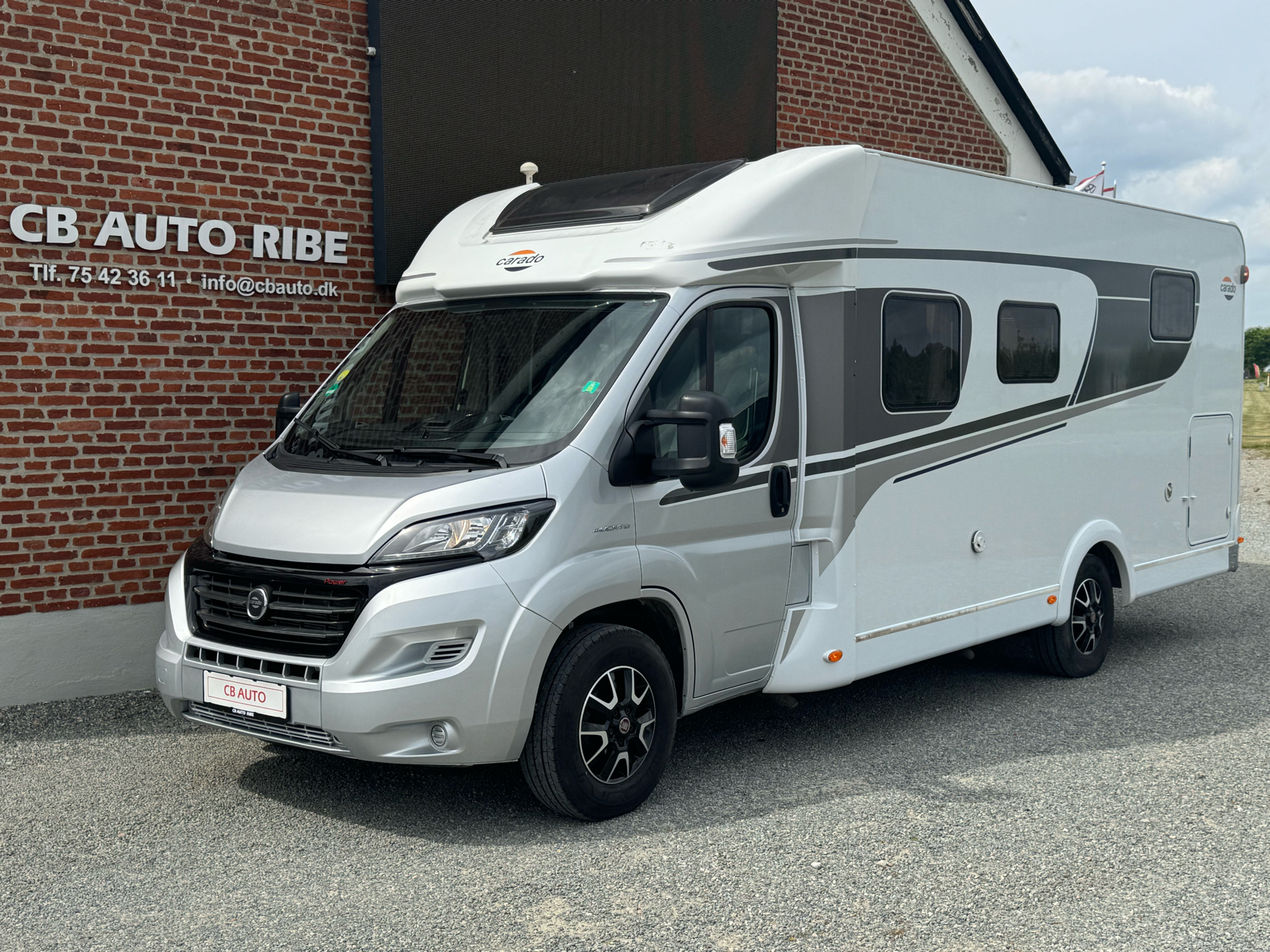 Hvid Carado T447 fra 2021 set udefra