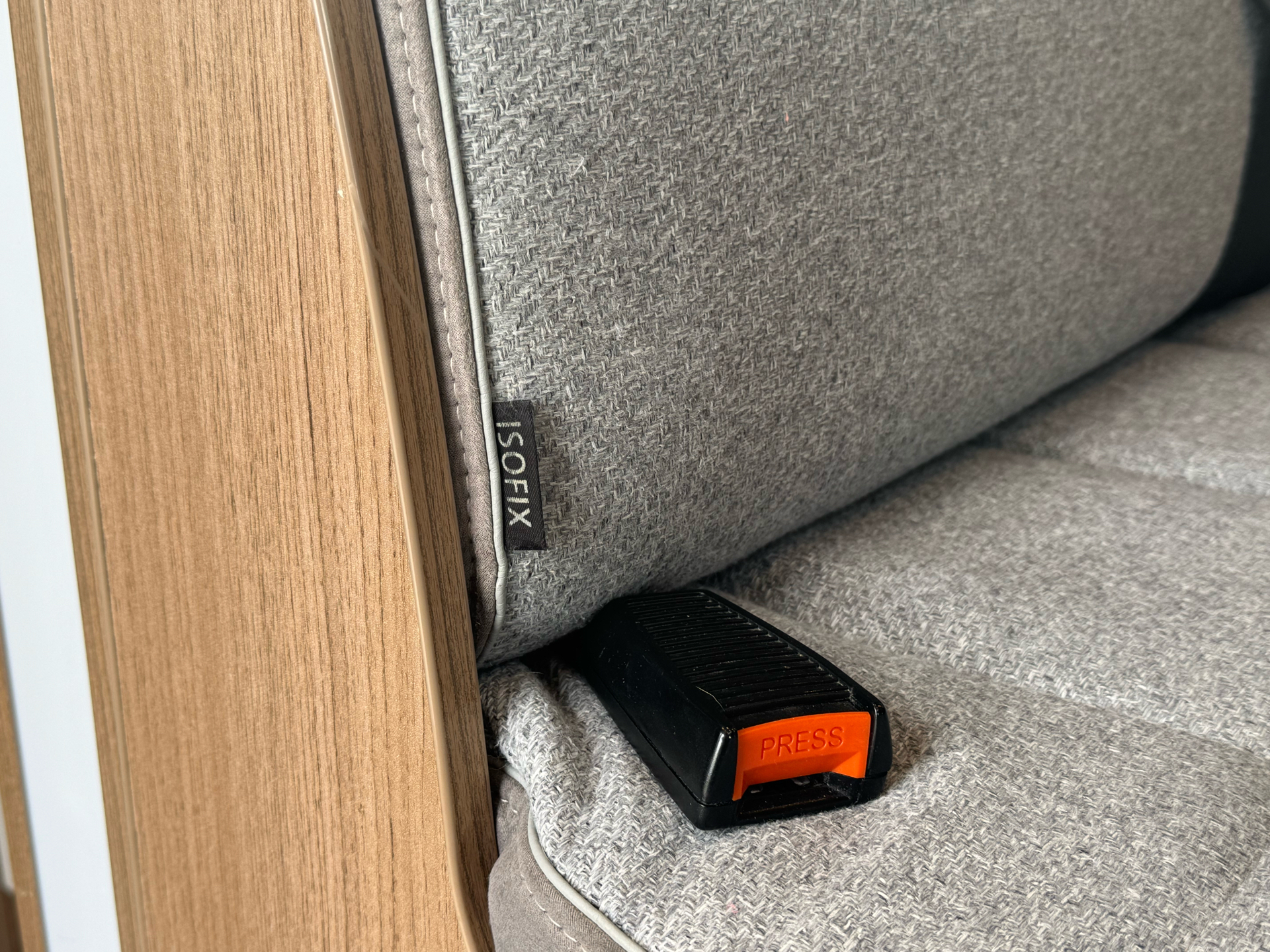 Hvid Carado T447 fra 2021 set indefra