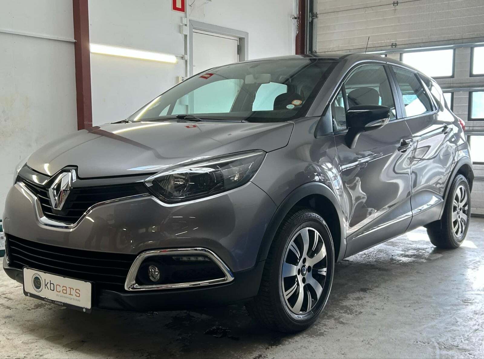Grå Renault Captur fra 2015 set udefra