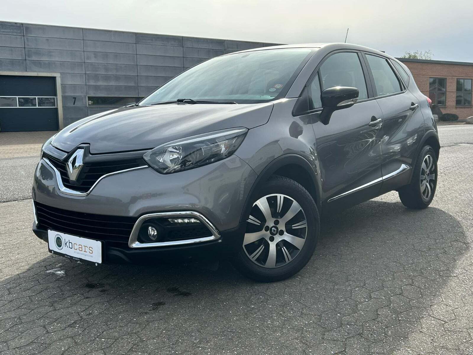 Grå Renault Captur fra 2015