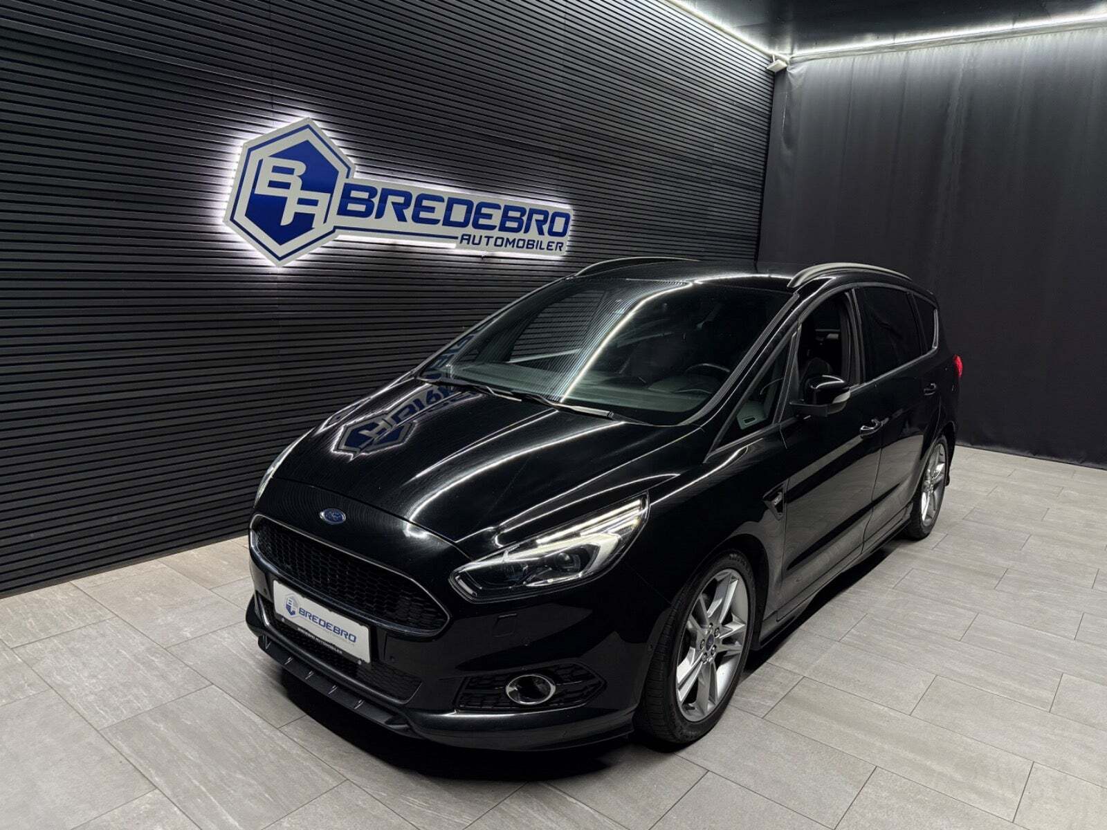 Sort Ford S-MAX fra 2018 set udefra
