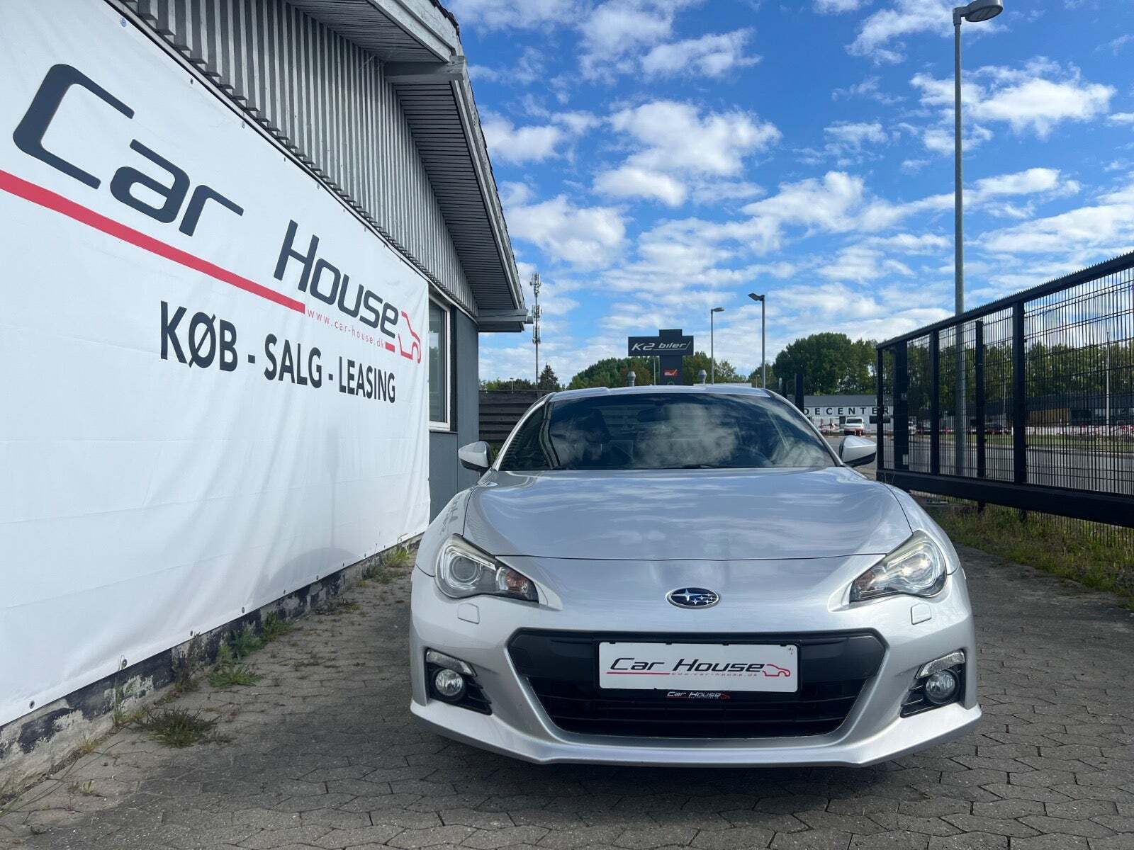 Sølv Subaru BRZ fra 2014 set udefra