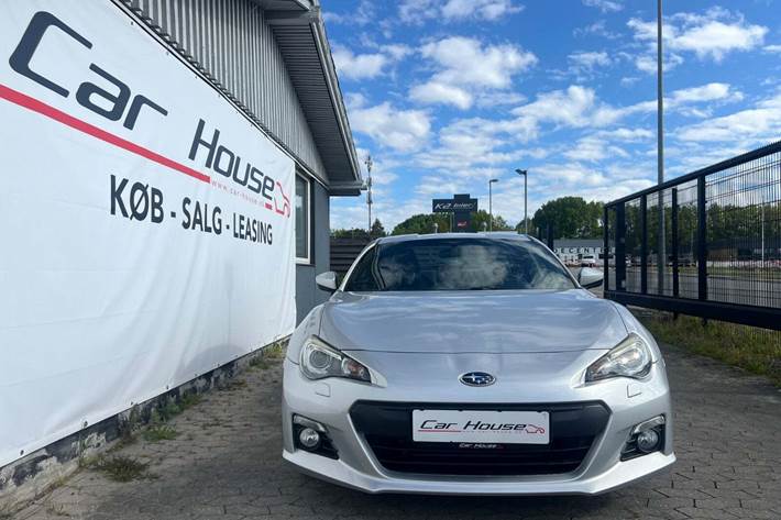 Sølv Subaru BRZ fra 2014 set udefra