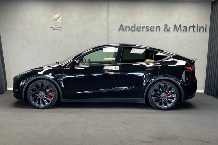 Sort Tesla Model Y fra 2022