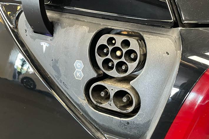 Sort Tesla Model Y fra 2022 set udefra