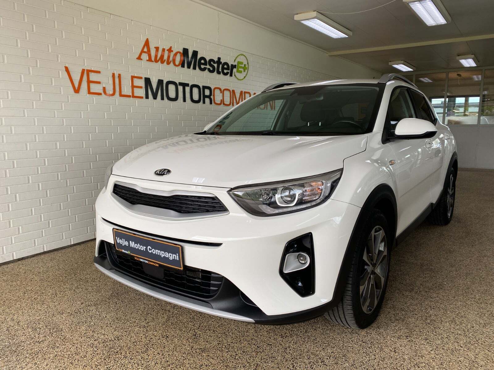 Hvid Kia Stonic fra 2020 set udefra