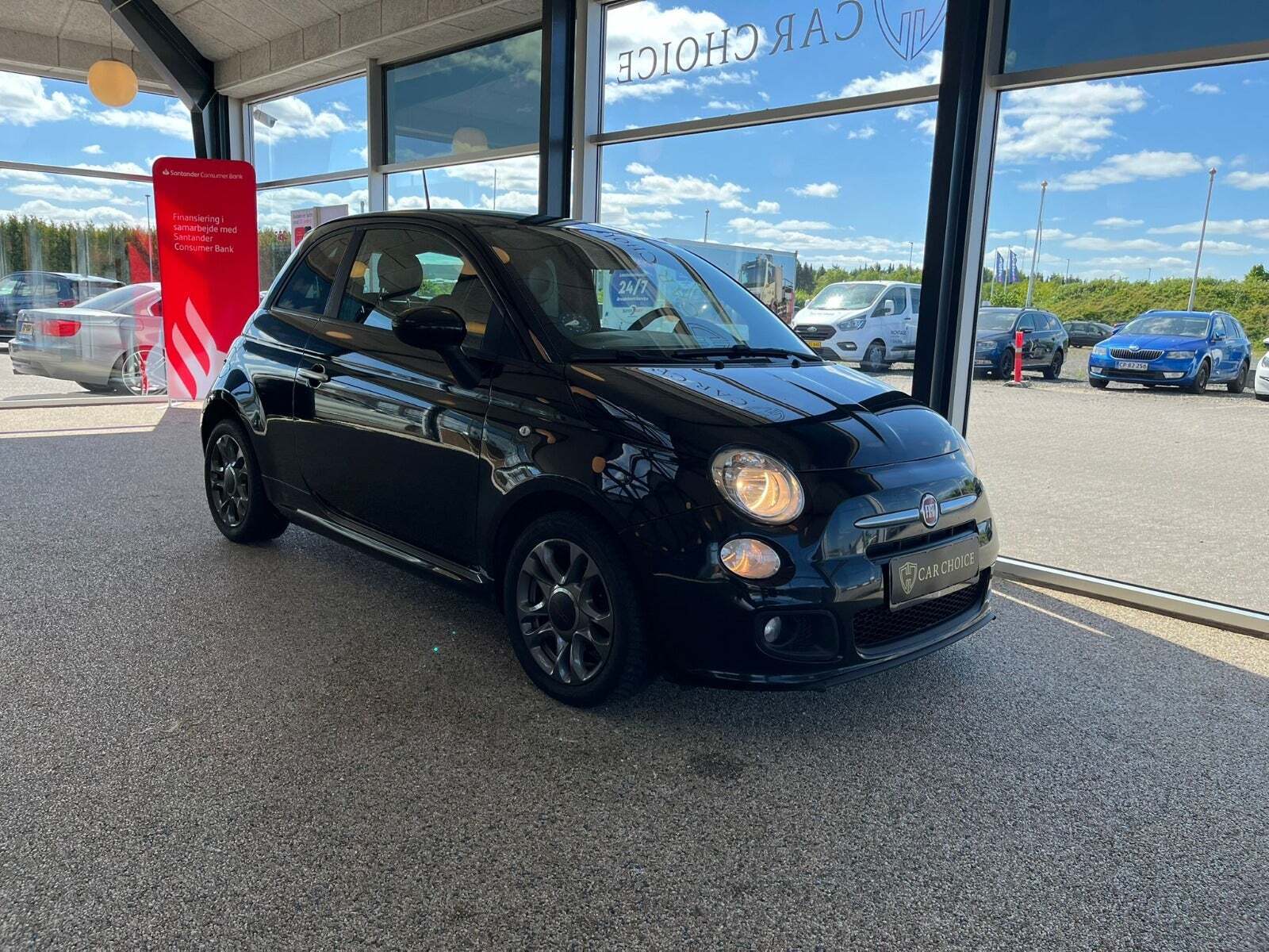 Sort Fiat 500 fra 2014 set udefra