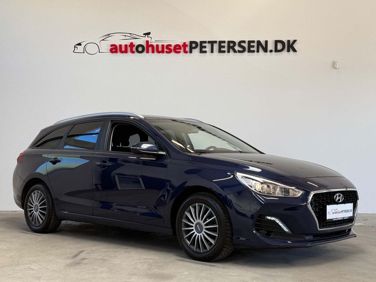Blå Hyundai i30 fra 2019 set udefra