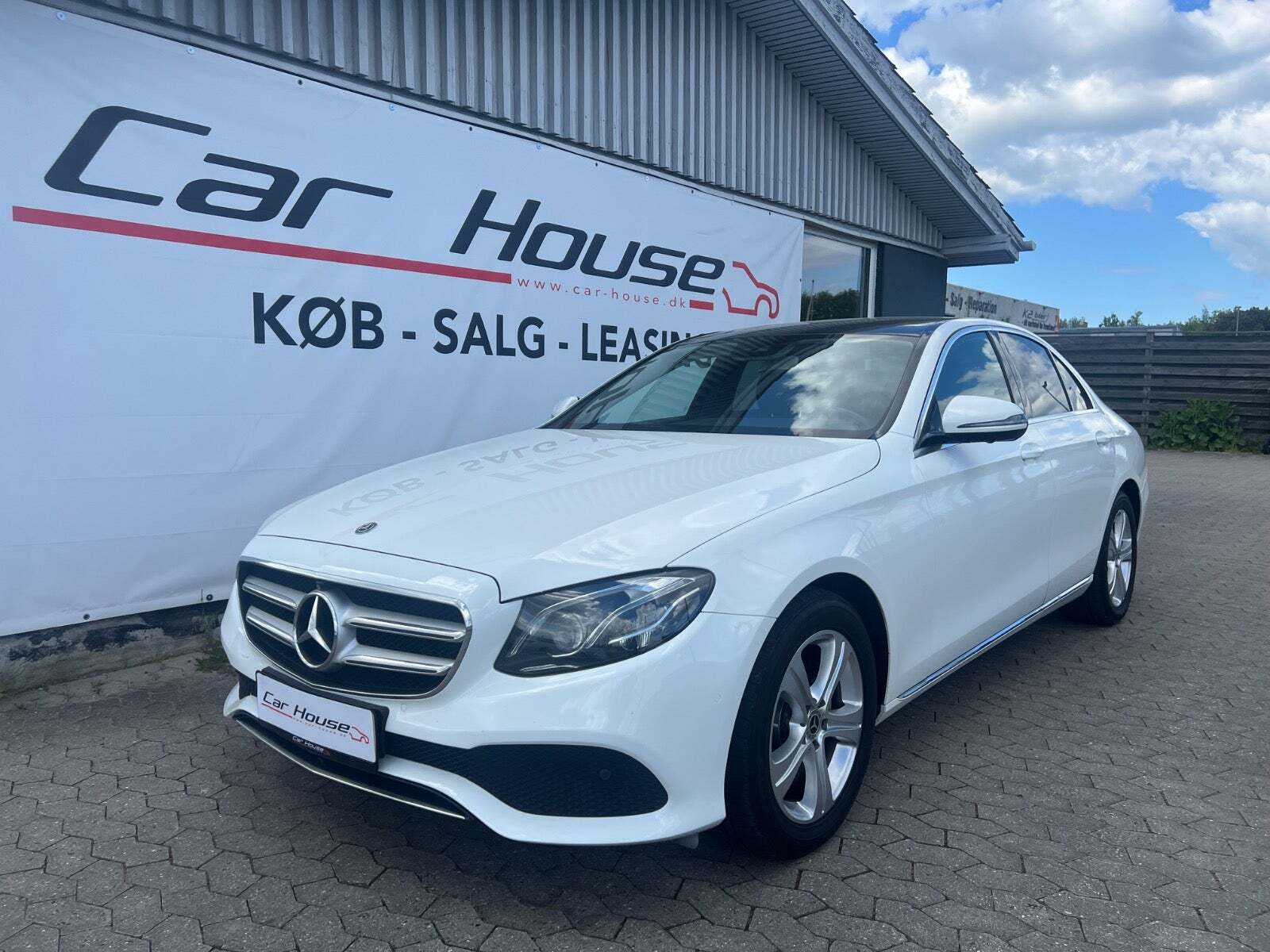 Hvid Mercedes E220 d fra 2017 set udefra