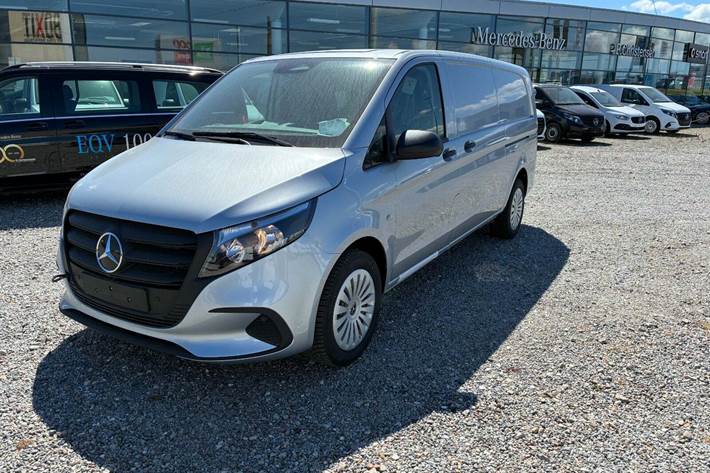 Sølv Mercedes Vito 114 fra 2024 set udefra