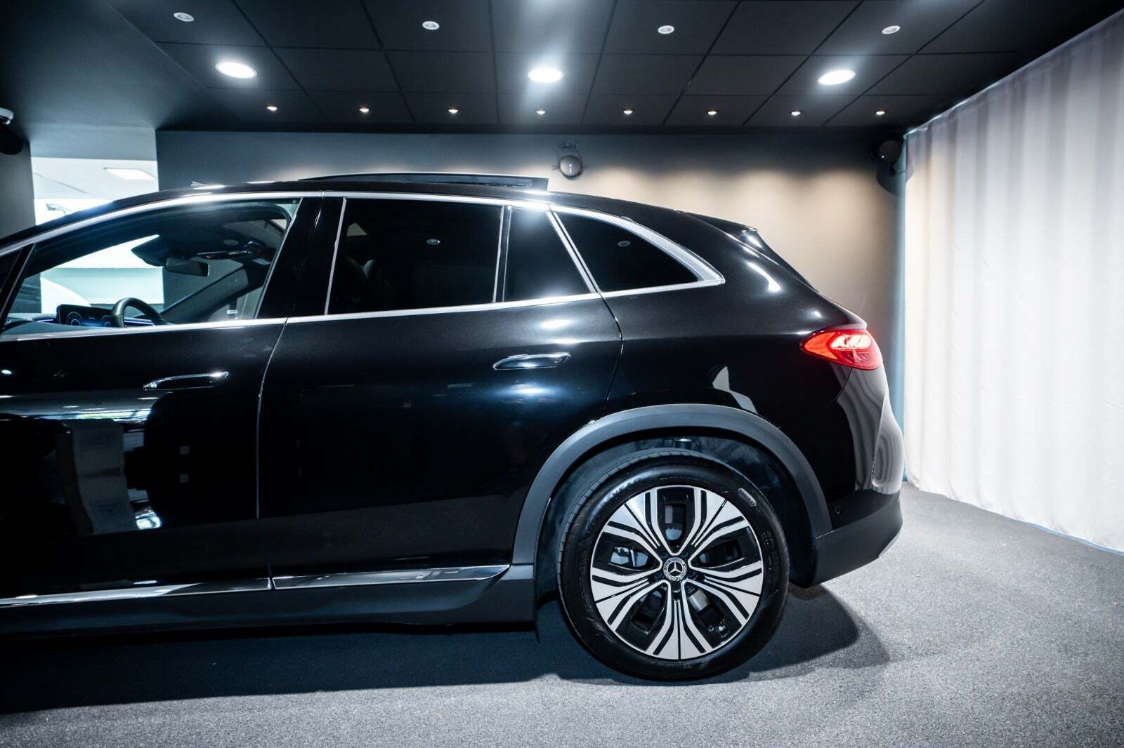Sort Mercedes EQE350 SUV fra 2023