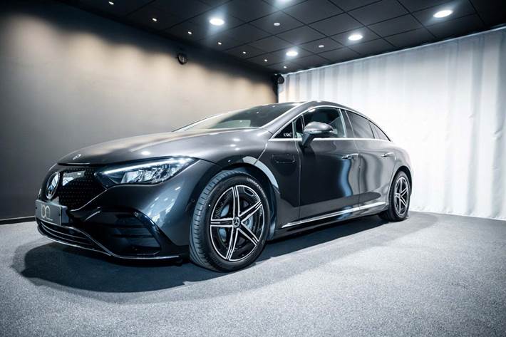 Grå Mercedes EQE350 fra 2024 set udefra