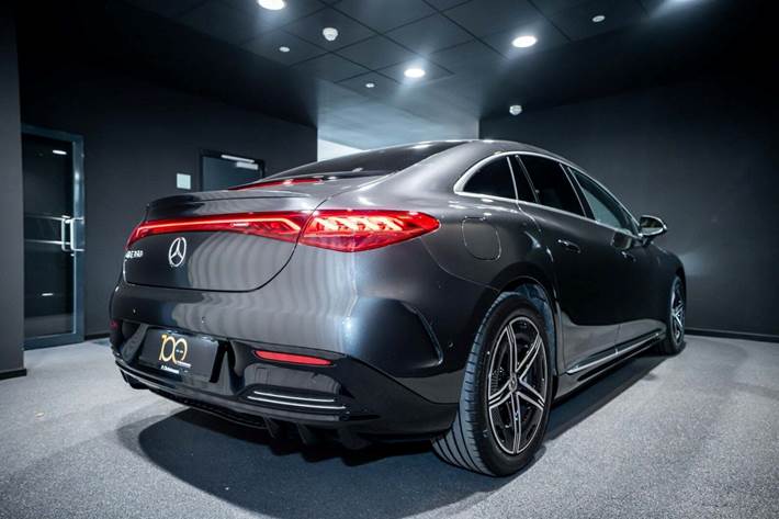 Grå Mercedes EQE350 fra 2024