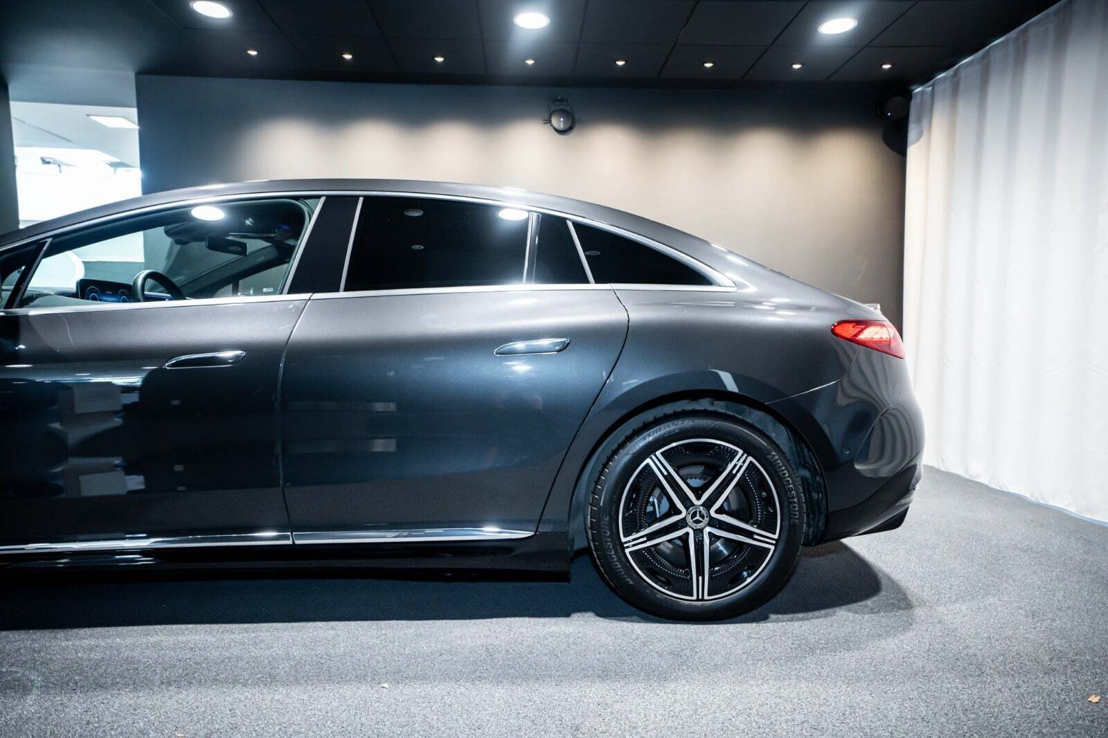 Grå Mercedes EQE350 fra 2024