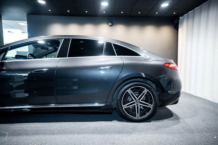 Grå Mercedes EQE350 fra 2024