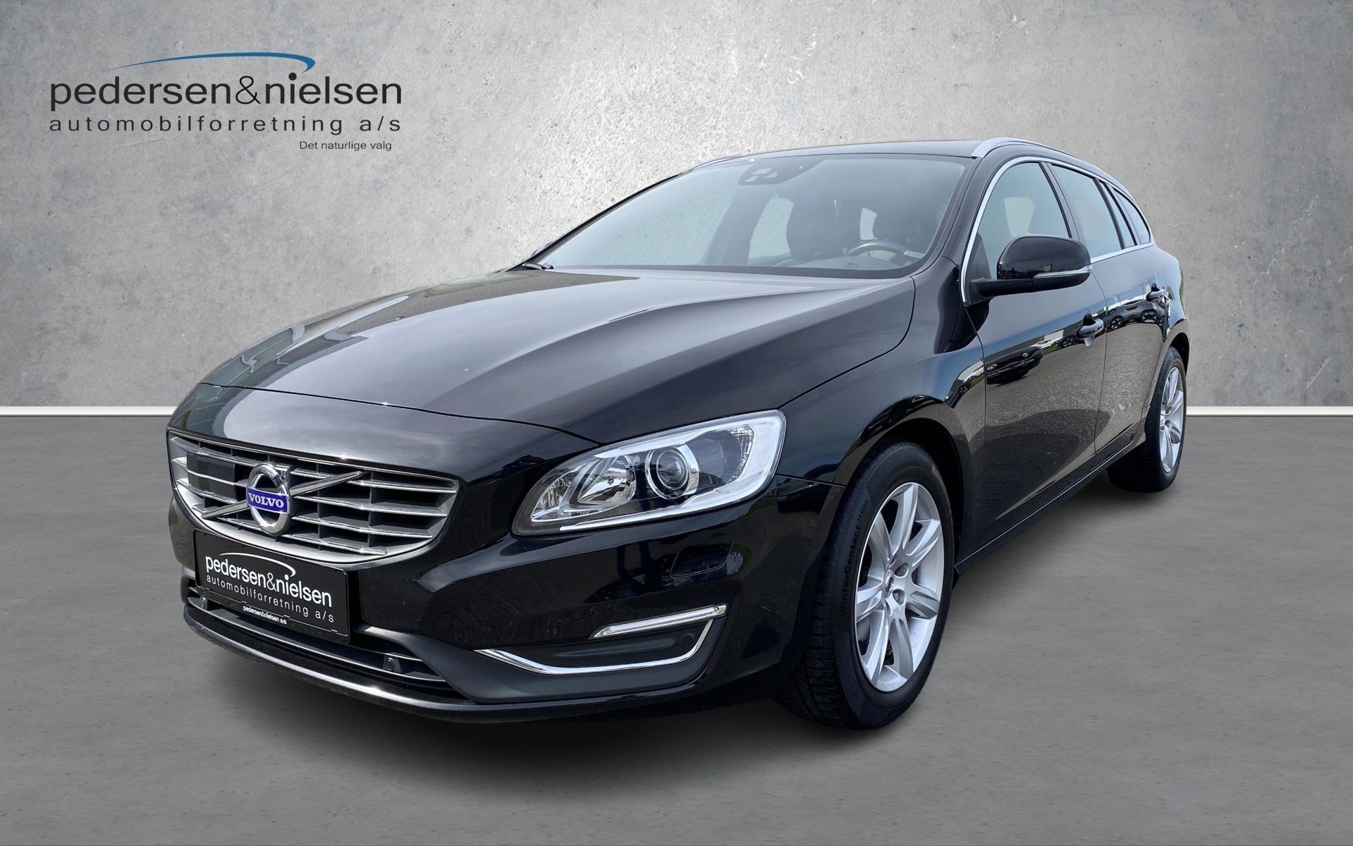 Sort Volvo V60 fra 2017 set udefra