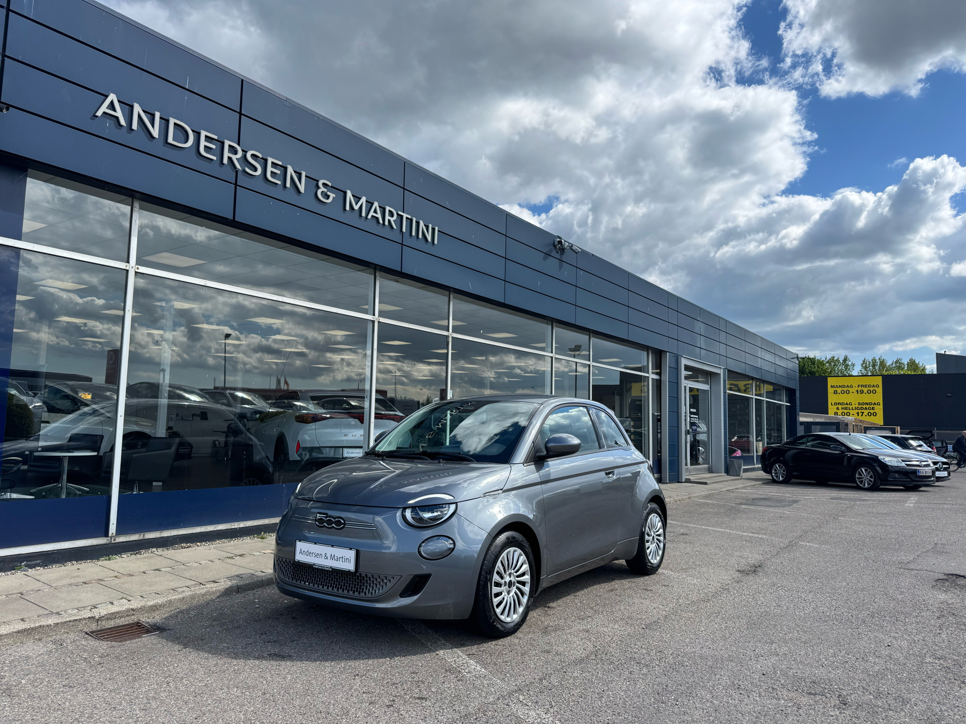 Grå Fiat 500e fra 2022