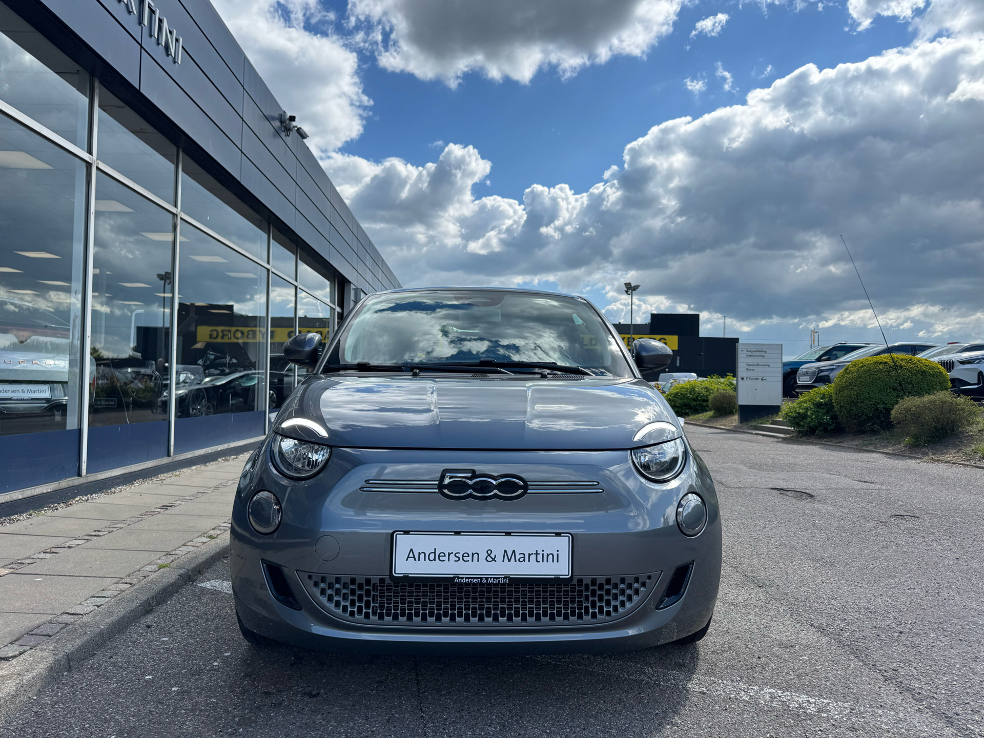 Grå Fiat 500e fra 2022