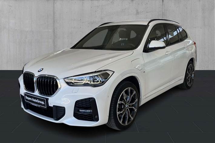 Hvid BMW X1 fra 2021 set udefra
