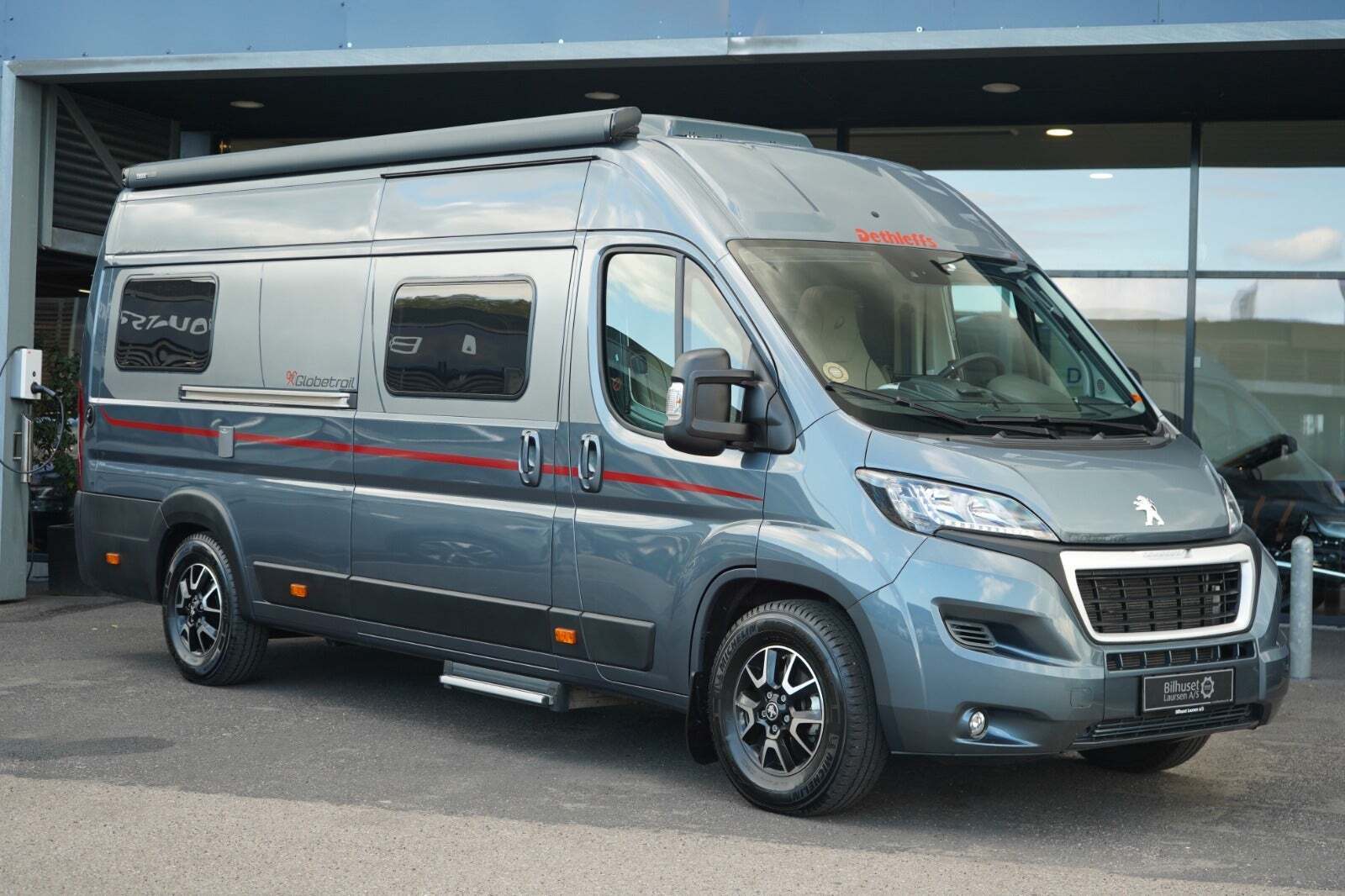 Grå Dethleffs Globetrail fra 2023 set udefra