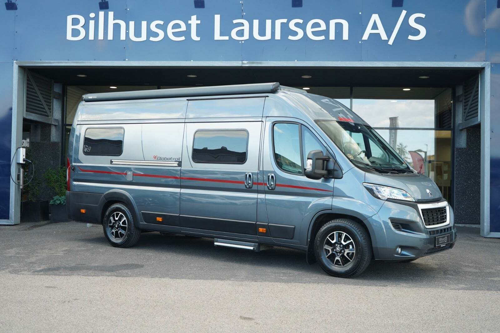 Grå Dethleffs Globetrail fra 2023 set udefra