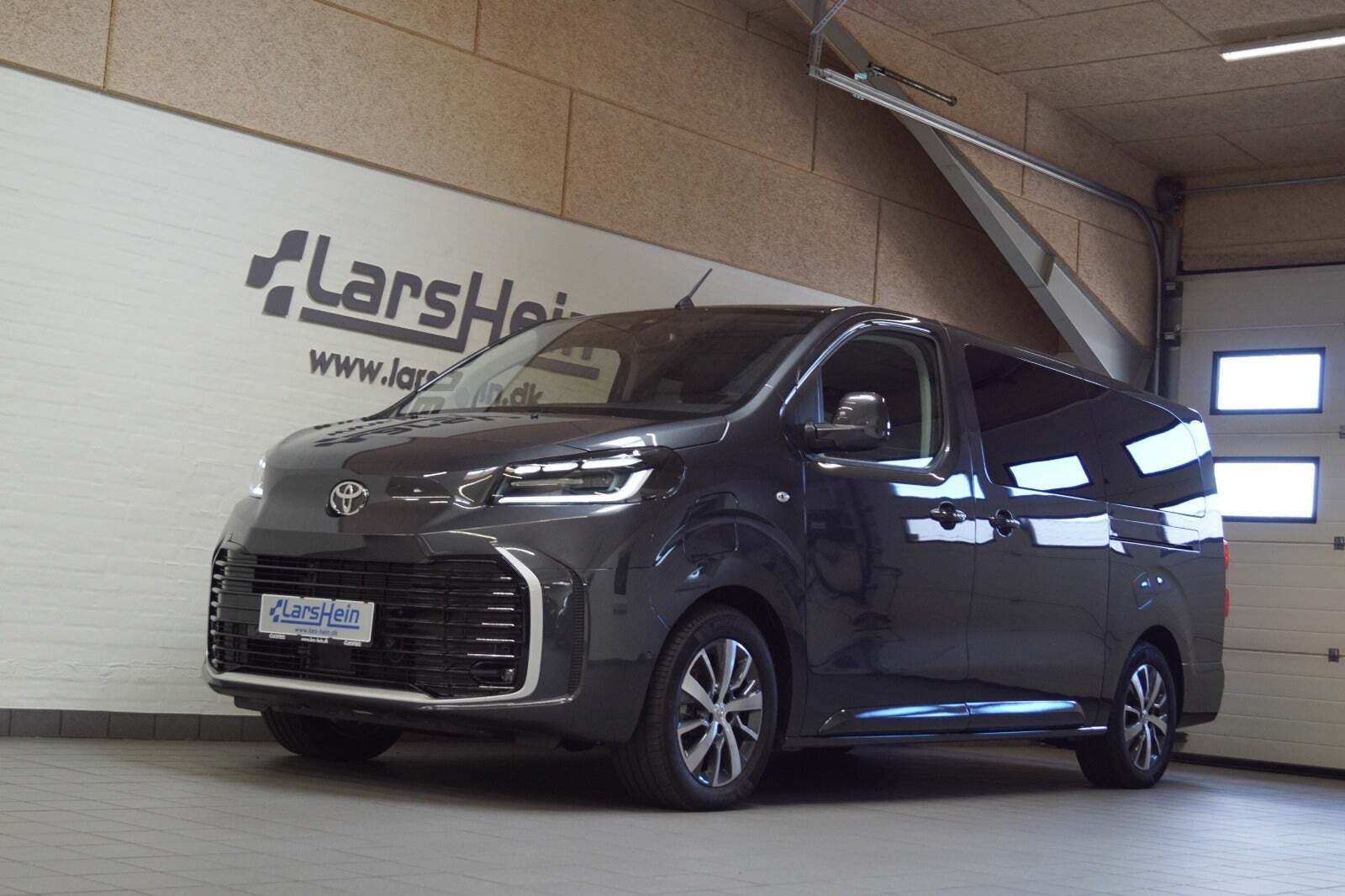 Grå Toyota Proace Verso fra 2024 set udefra