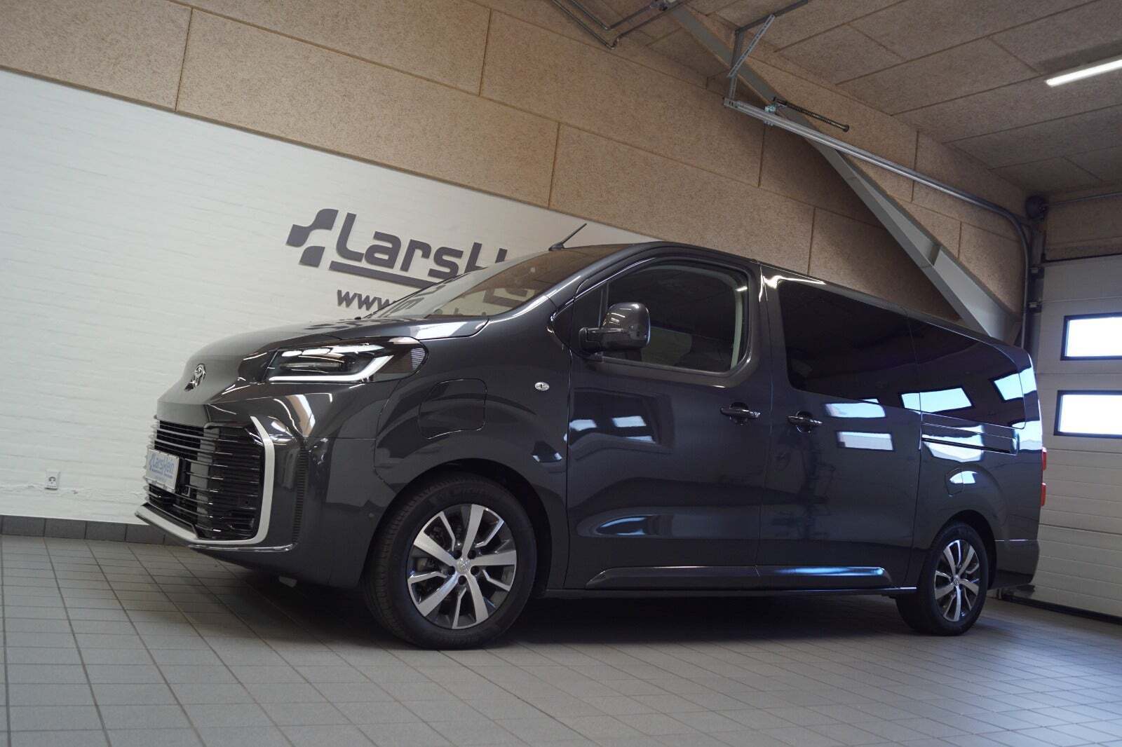 Grå Toyota Proace Verso fra 2024