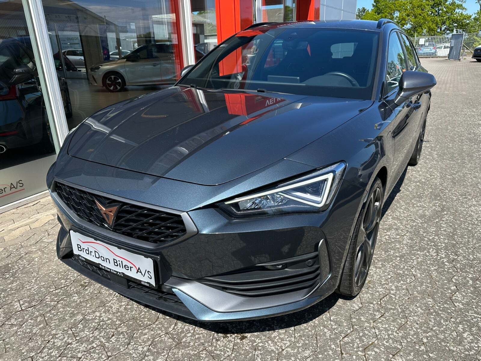 Grå Cupra Leon fra 2021 set udefra