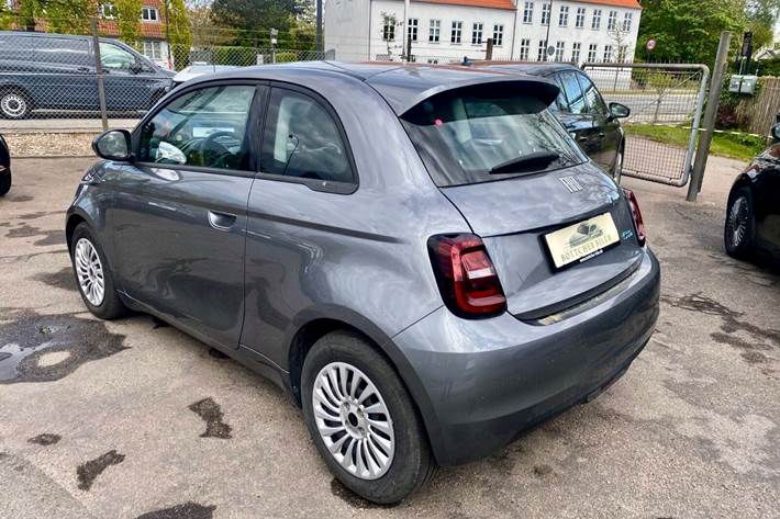 Grå Fiat 500e fra 2022