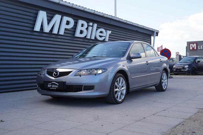 Sølv Mazda 6 fra 2006 set udefra