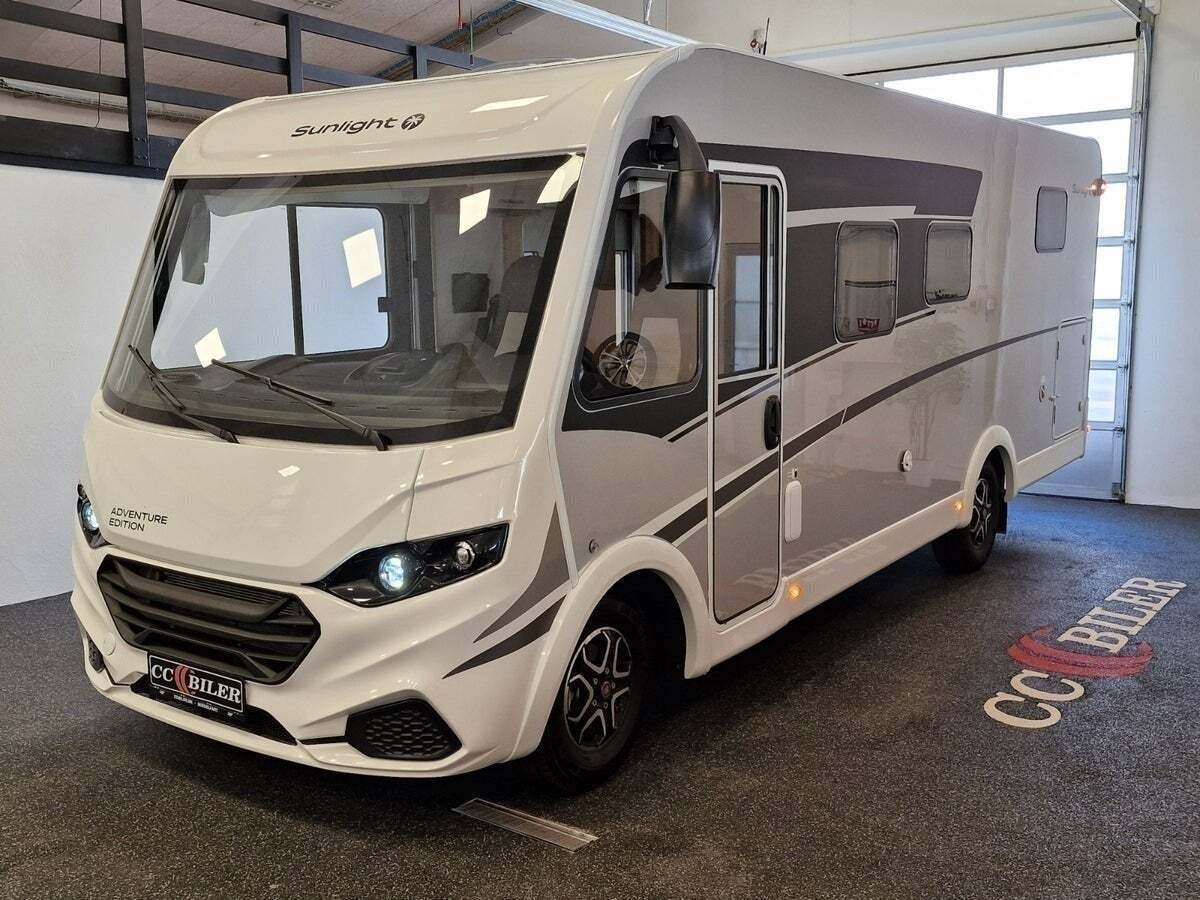 Hvid Fiat Sunlight fra 2022 set udefra