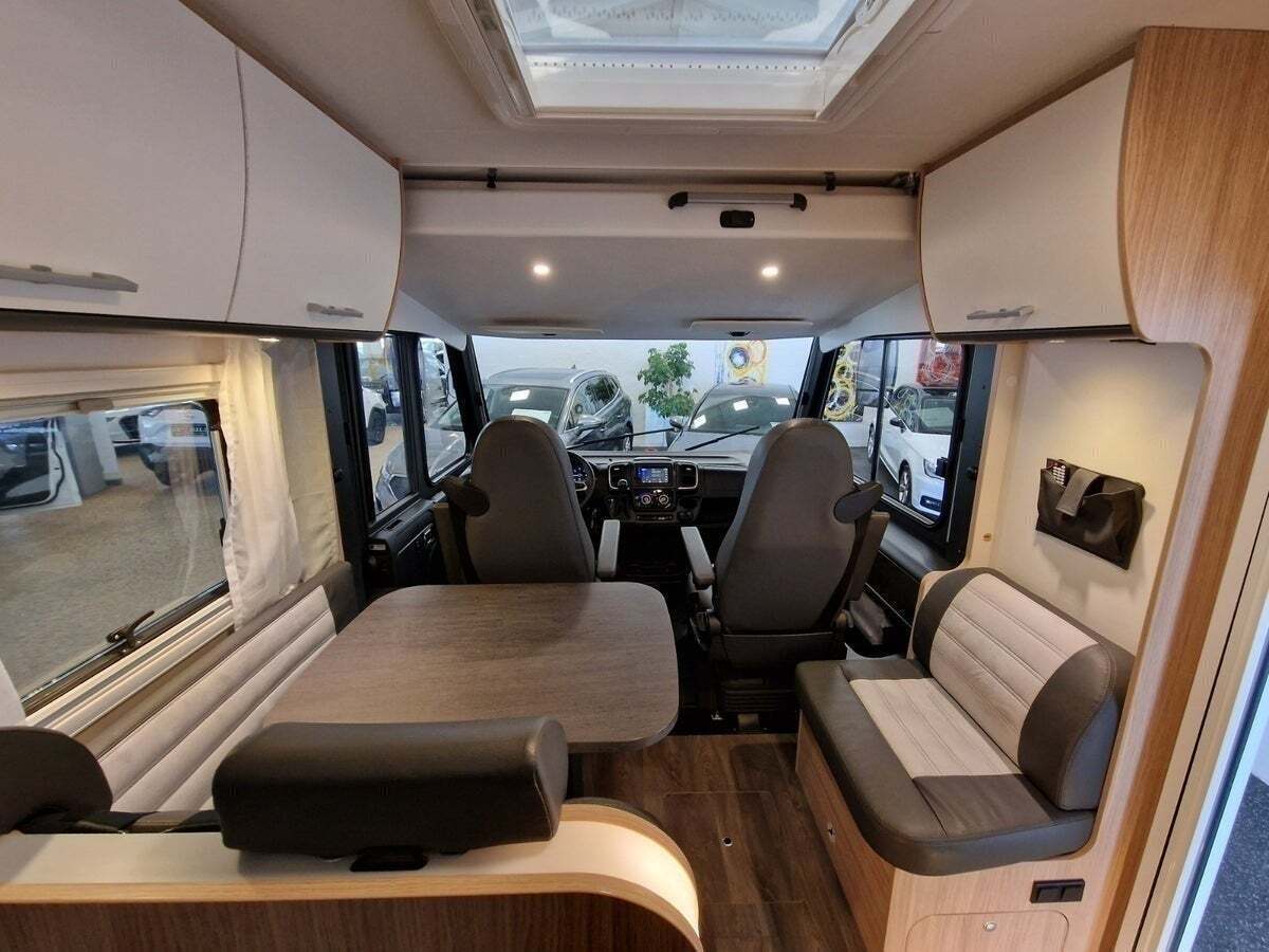 Hvid Fiat Sunlight fra 2022 set indefra