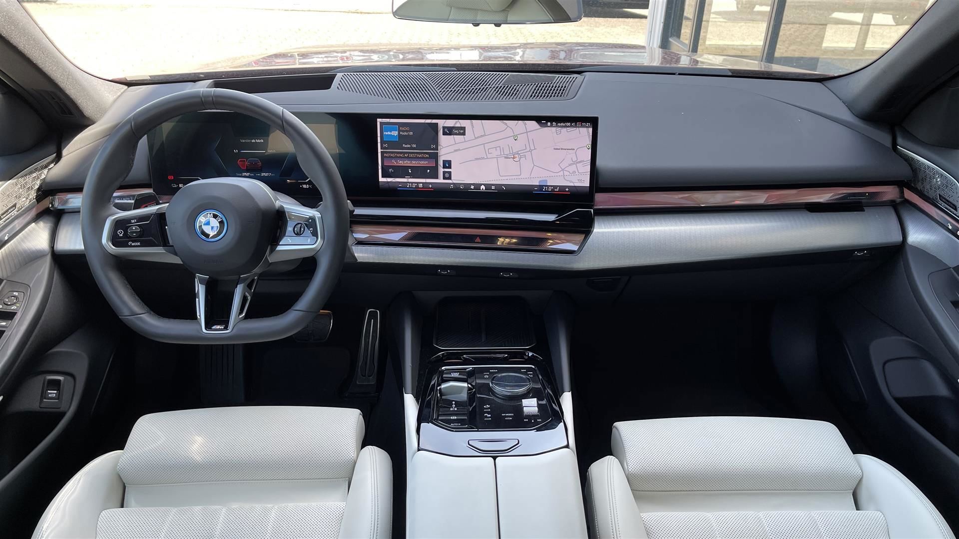 Rød BMW i5 fra 2024