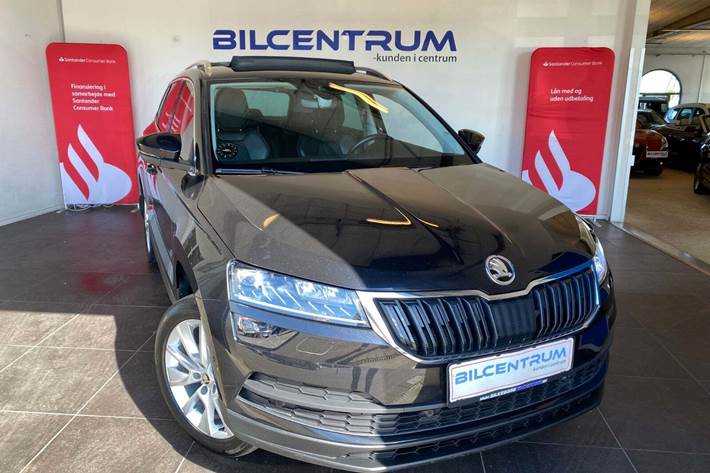 Sort Skoda Karoq fra 2018 set udefra