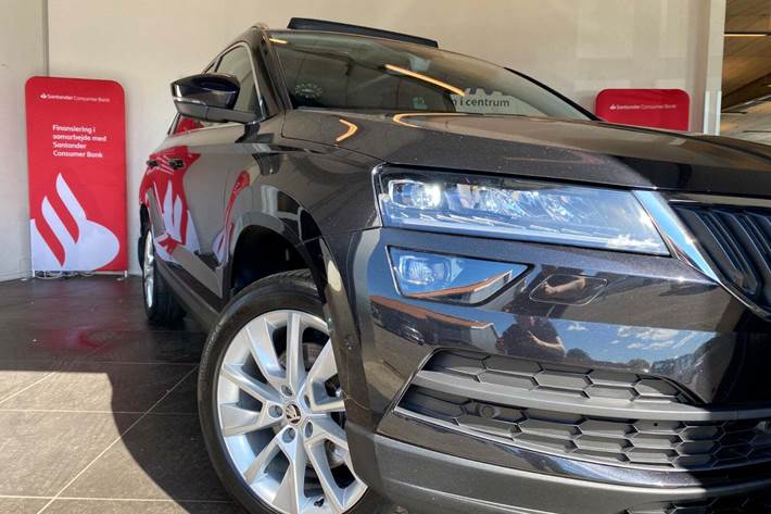 Sort Skoda Karoq fra 2018 set udefra