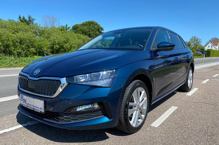 Blå Skoda Scala fra 2021 set udefra