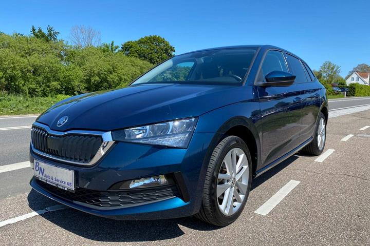 Blå Skoda Scala fra 2021 set udefra