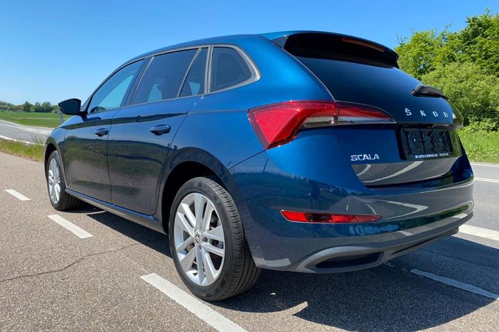 Blå Skoda Scala fra 2021