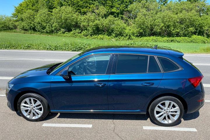 Blå Skoda Scala fra 2021