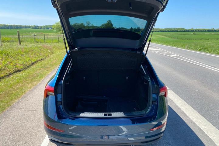 Blå Skoda Scala fra 2021 set udefra