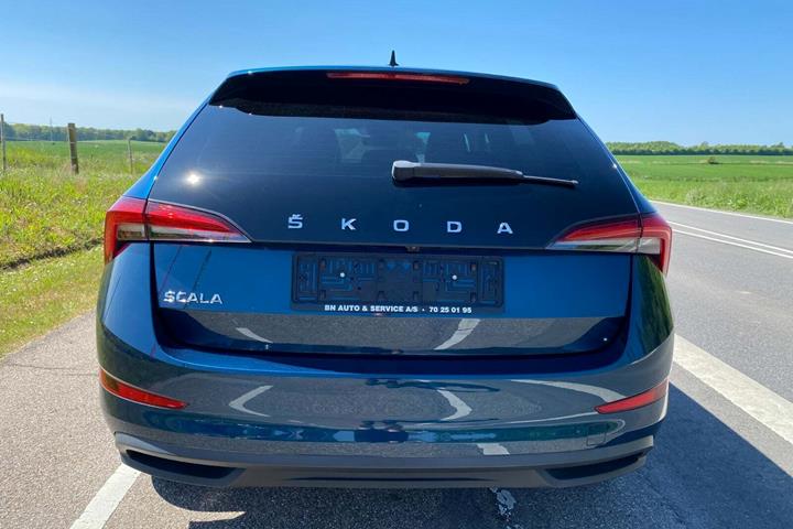 Blå Skoda Scala fra 2021 set udefra