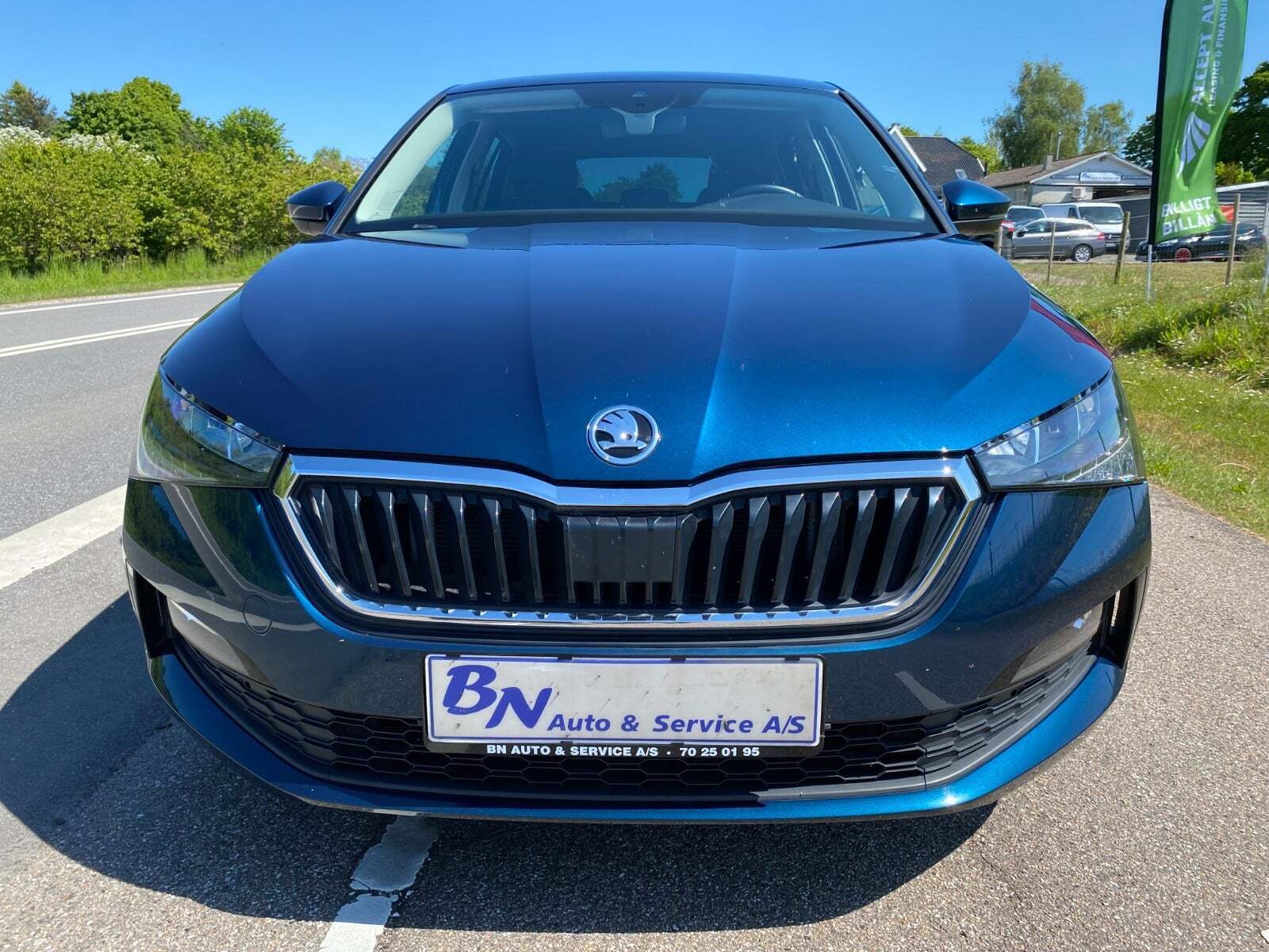 Blå Skoda Scala fra 2021 set udefra