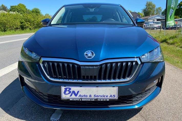 Blå Skoda Scala fra 2021 set udefra