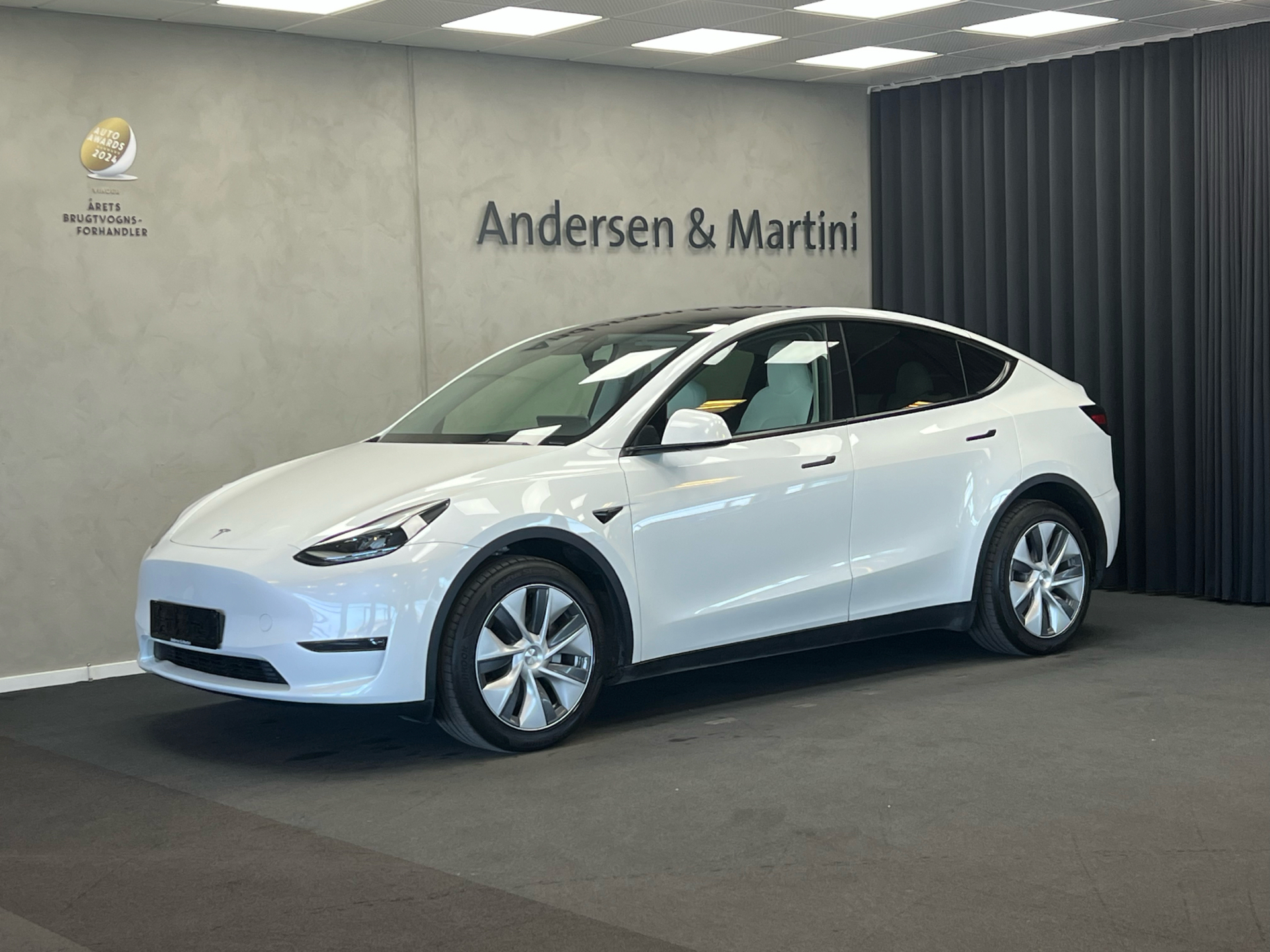 Hvid Tesla Model Y fra 2023