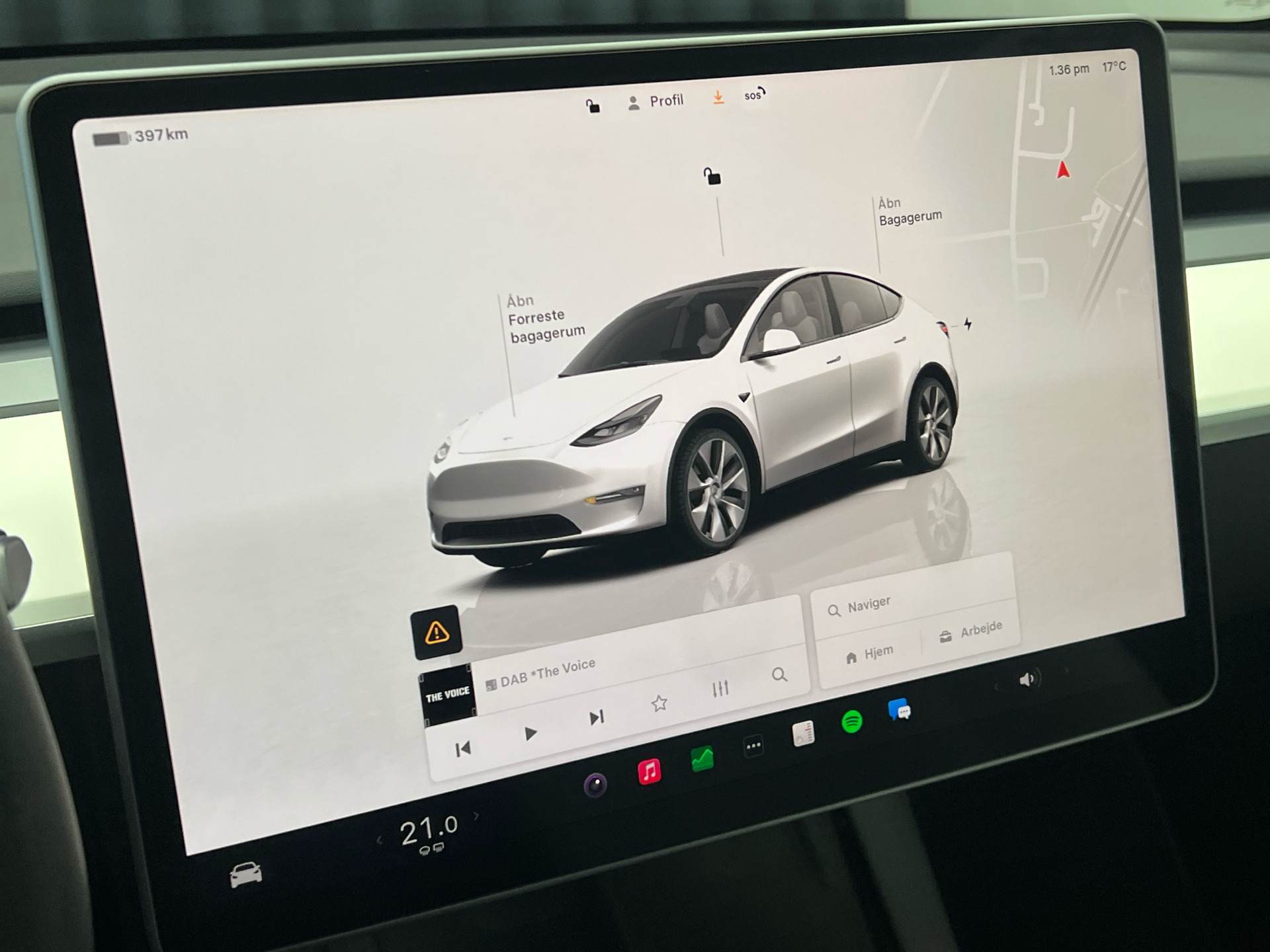 Hvid Tesla Model Y fra 2023