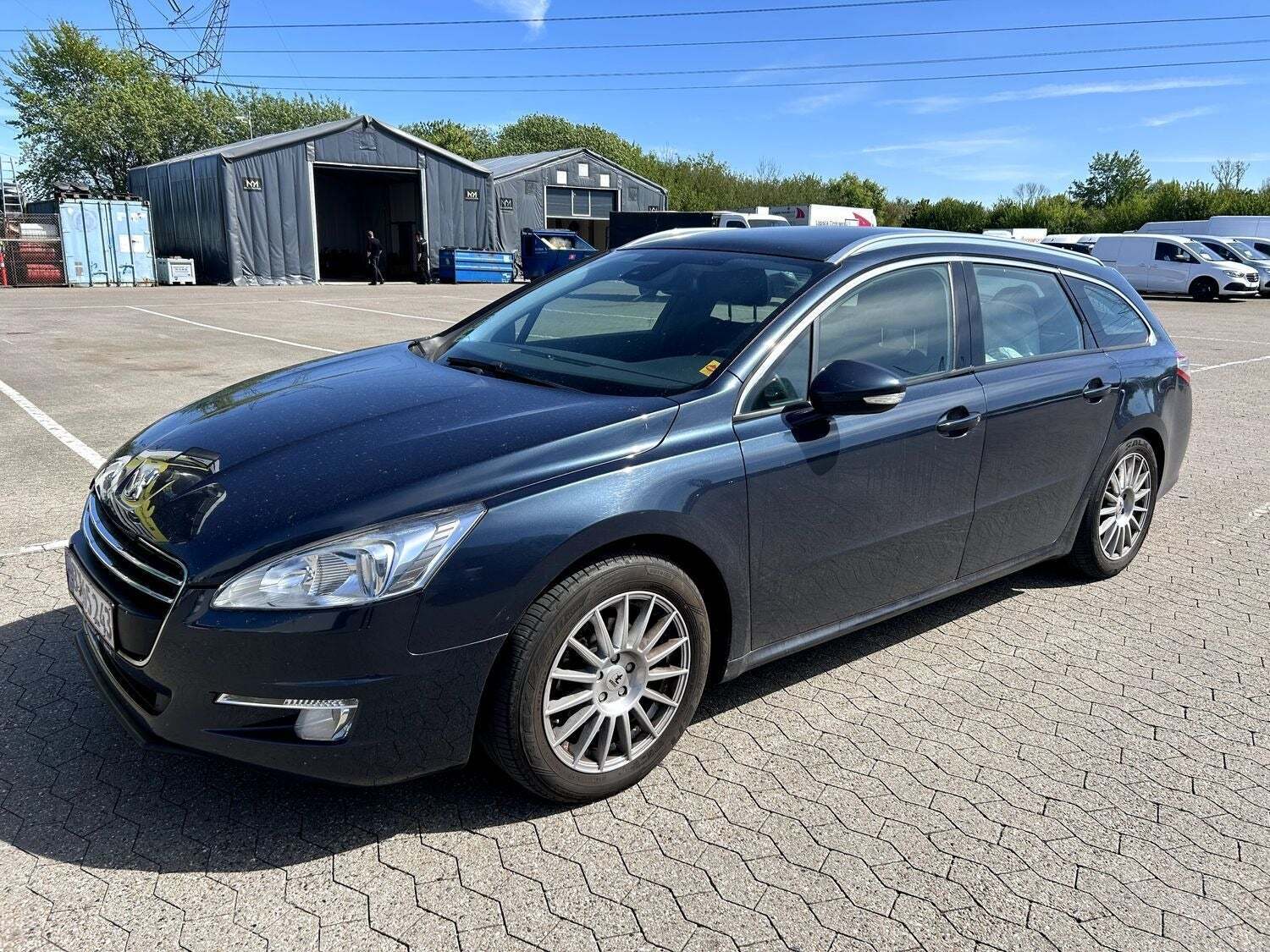 Blå Peugeot 508 fra 2013 set udefra